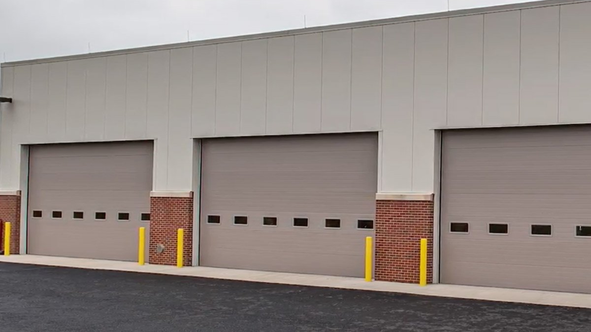 What-Makes-Commercial-Overhead-Doors-A-Smart-Investment_-Heavy-Duty-Construction What-Makes-Commercial-Overhead-Doors-A-Smart-Investment_-Heavy-Duty-Construction